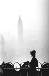 ELLIOTT ERWITT Classic Images "Lady at Rockefeller Center, NY 1955", Galerie Stephen Hoffman